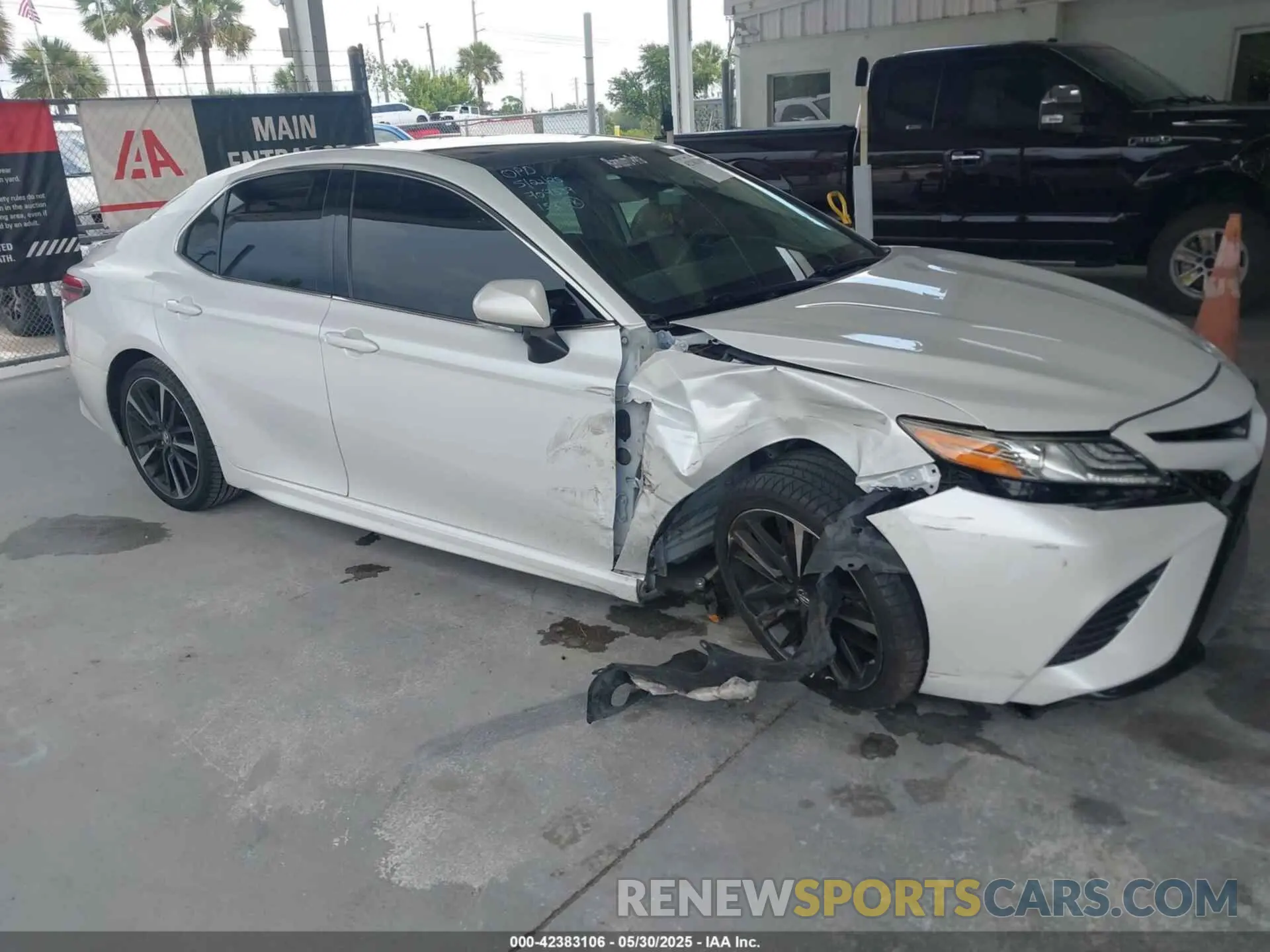 1 Photograph of a damaged car 4T1B61HK4KU749152 TOYOTA CAMRY 2019