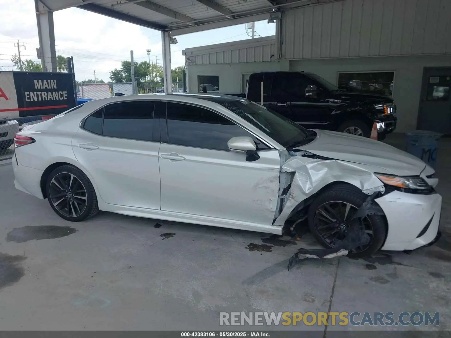 13 Photograph of a damaged car 4T1B61HK4KU749152 TOYOTA CAMRY 2019