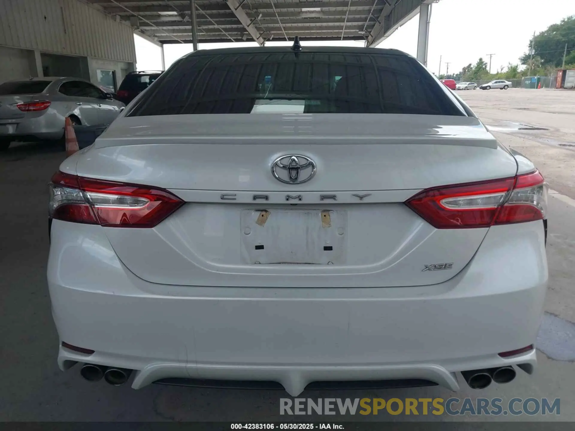 16 Photograph of a damaged car 4T1B61HK4KU749152 TOYOTA CAMRY 2019