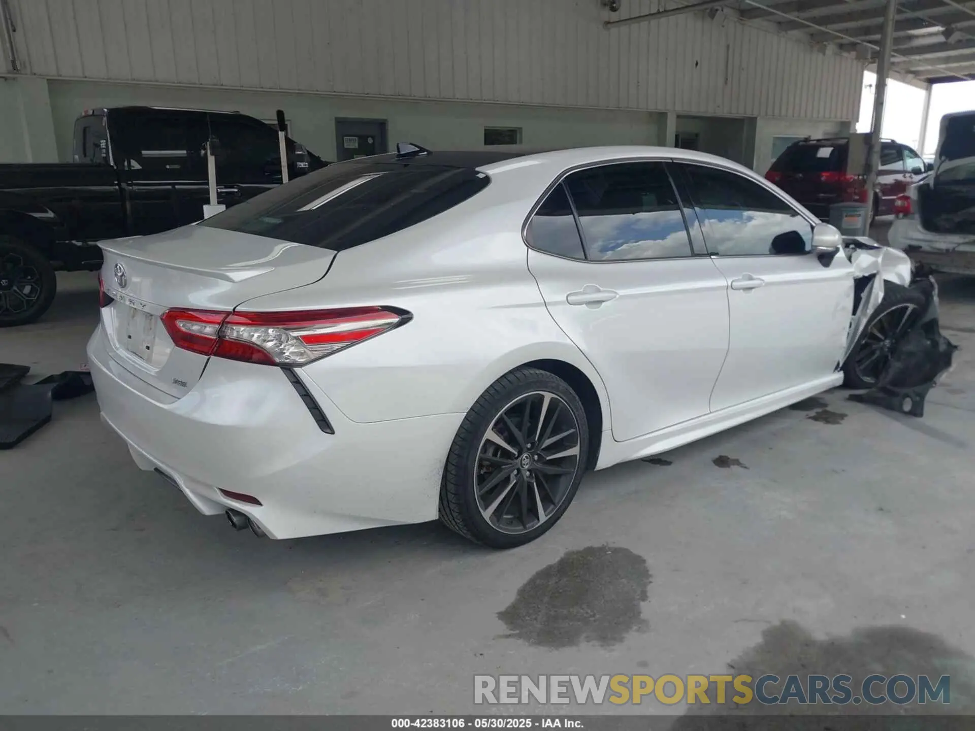 4 Photograph of a damaged car 4T1B61HK4KU749152 TOYOTA CAMRY 2019