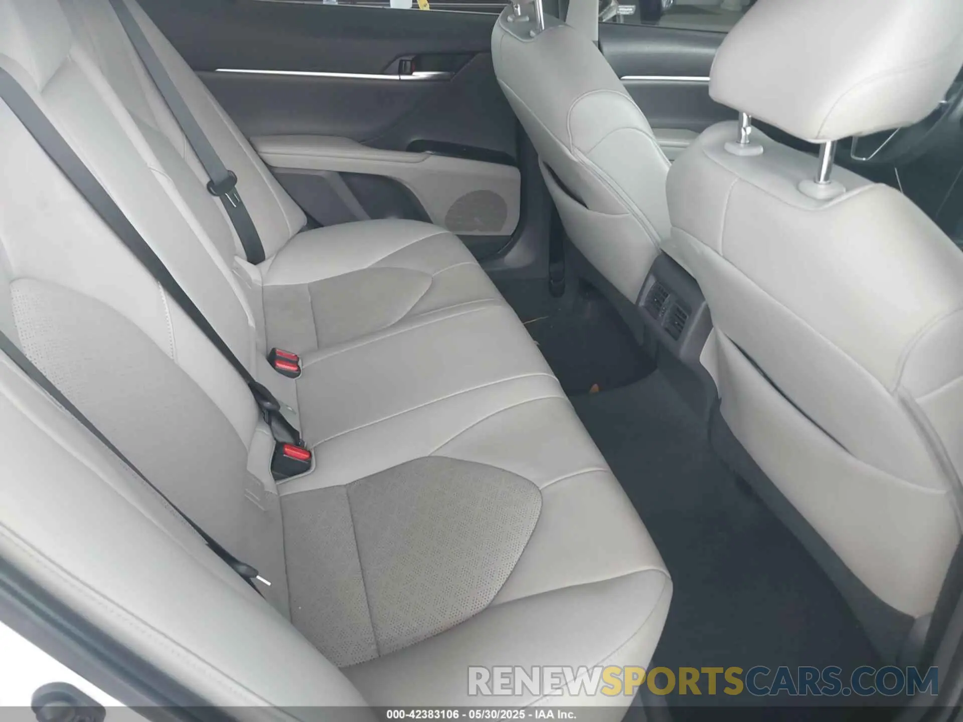 8 Photograph of a damaged car 4T1B61HK4KU749152 TOYOTA CAMRY 2019
