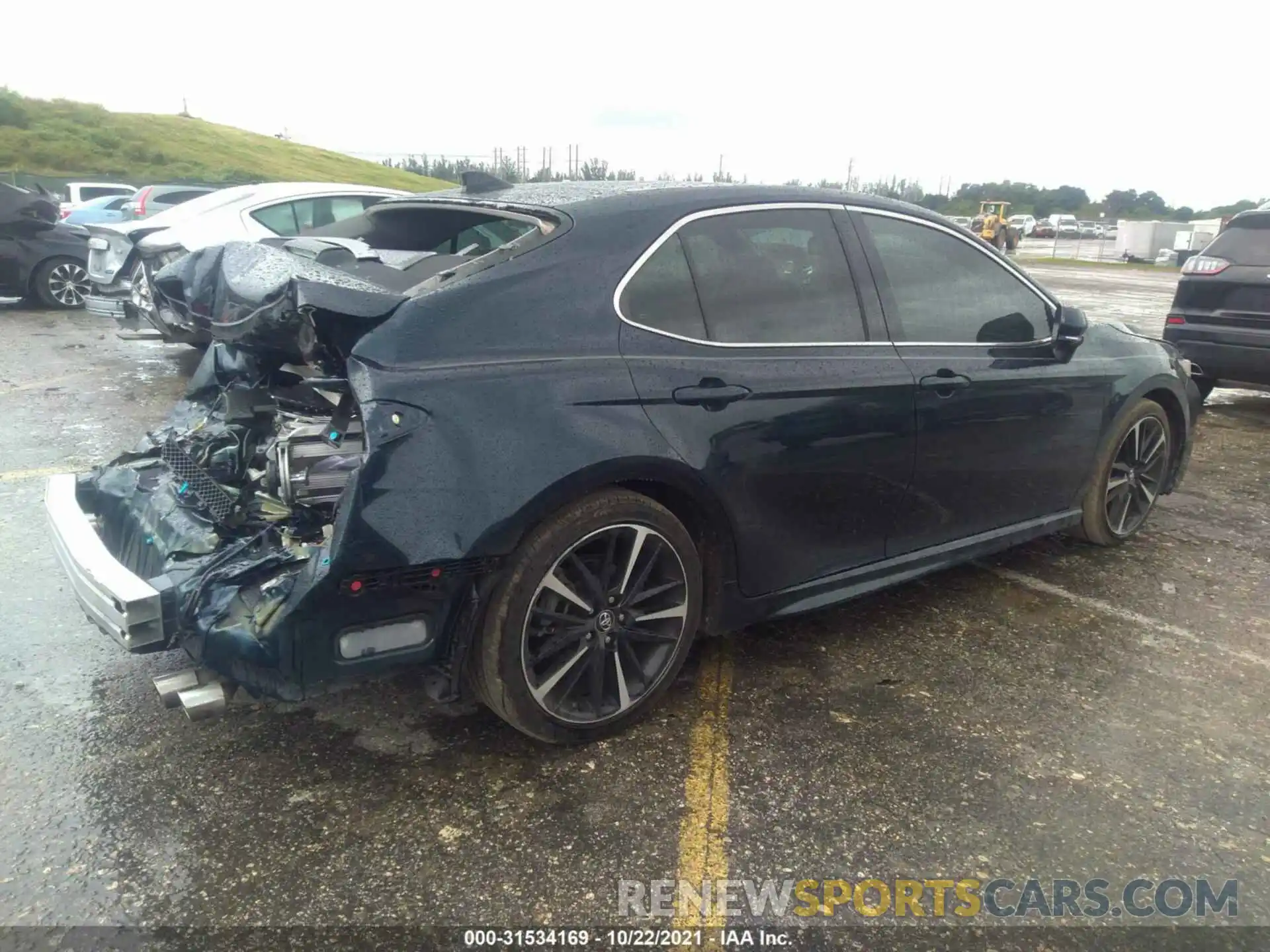 4 Photograph of a damaged car 4T1B61HK4KU752035 TOYOTA CAMRY 2019