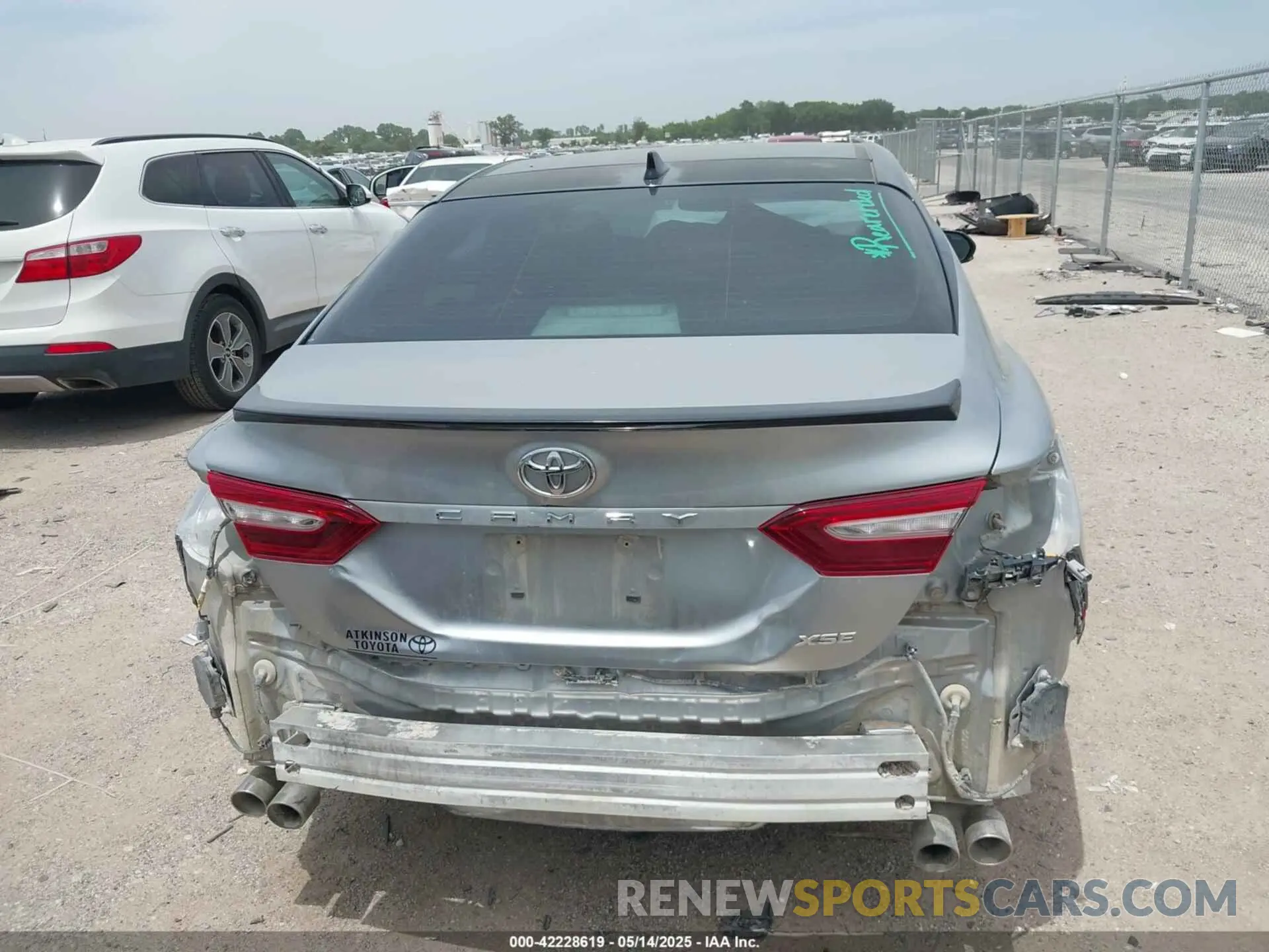 16 Photograph of a damaged car 4T1B61HK5KU199024 TOYOTA CAMRY 2019
