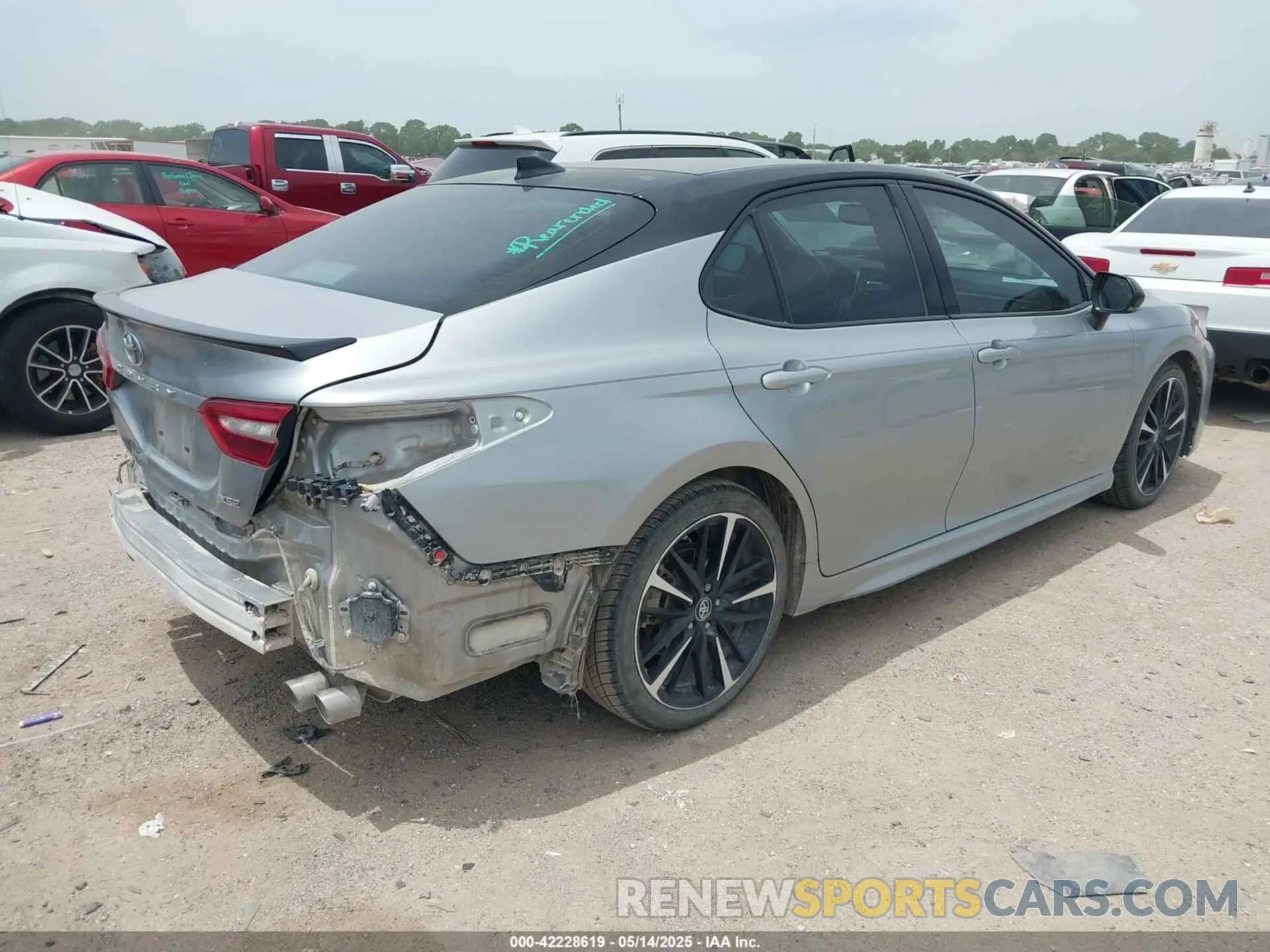 4 Photograph of a damaged car 4T1B61HK5KU199024 TOYOTA CAMRY 2019