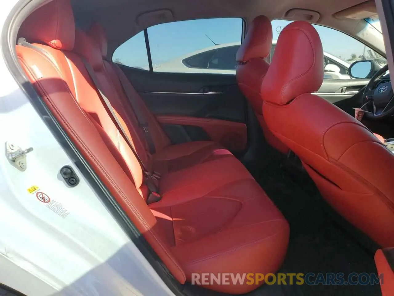 10 Photograph of a damaged car 4T1B61HK5KU225864 TOYOTA CAMRY 2019