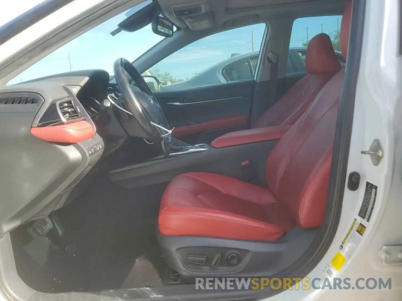 7 Photograph of a damaged car 4T1B61HK5KU263384 TOYOTA CAMRY 2019