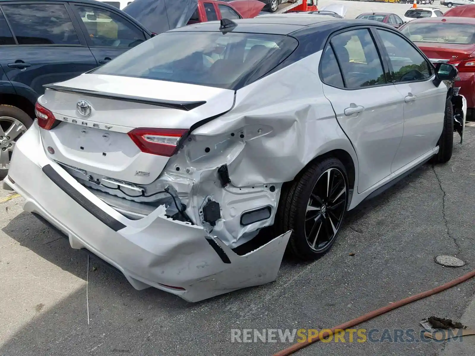 4 Photograph of a damaged car 4T1B61HK5KU268780 TOYOTA CAMRY 2019