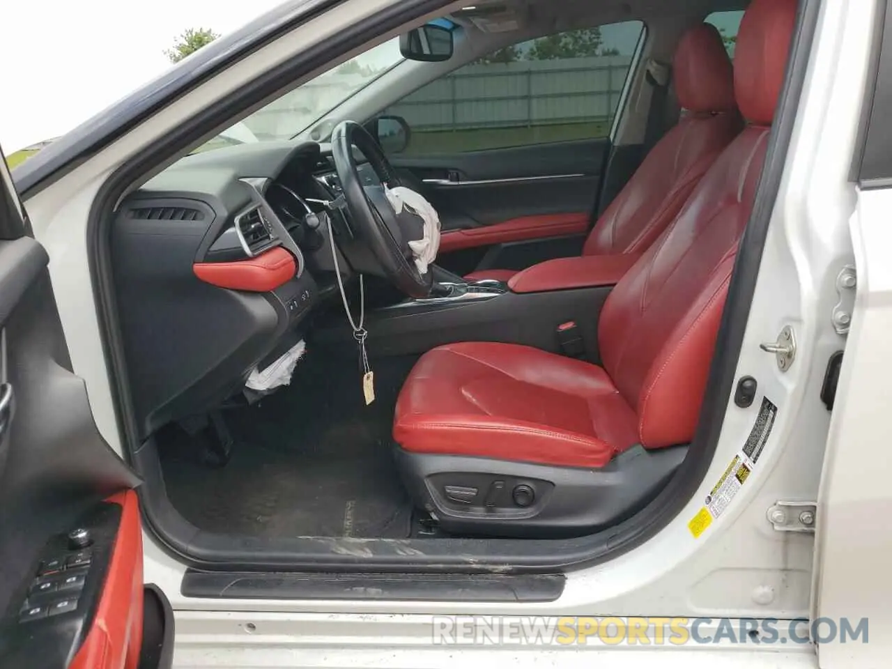 8 Photograph of a damaged car 4T1B61HK5KU280203 TOYOTA CAMRY 2019