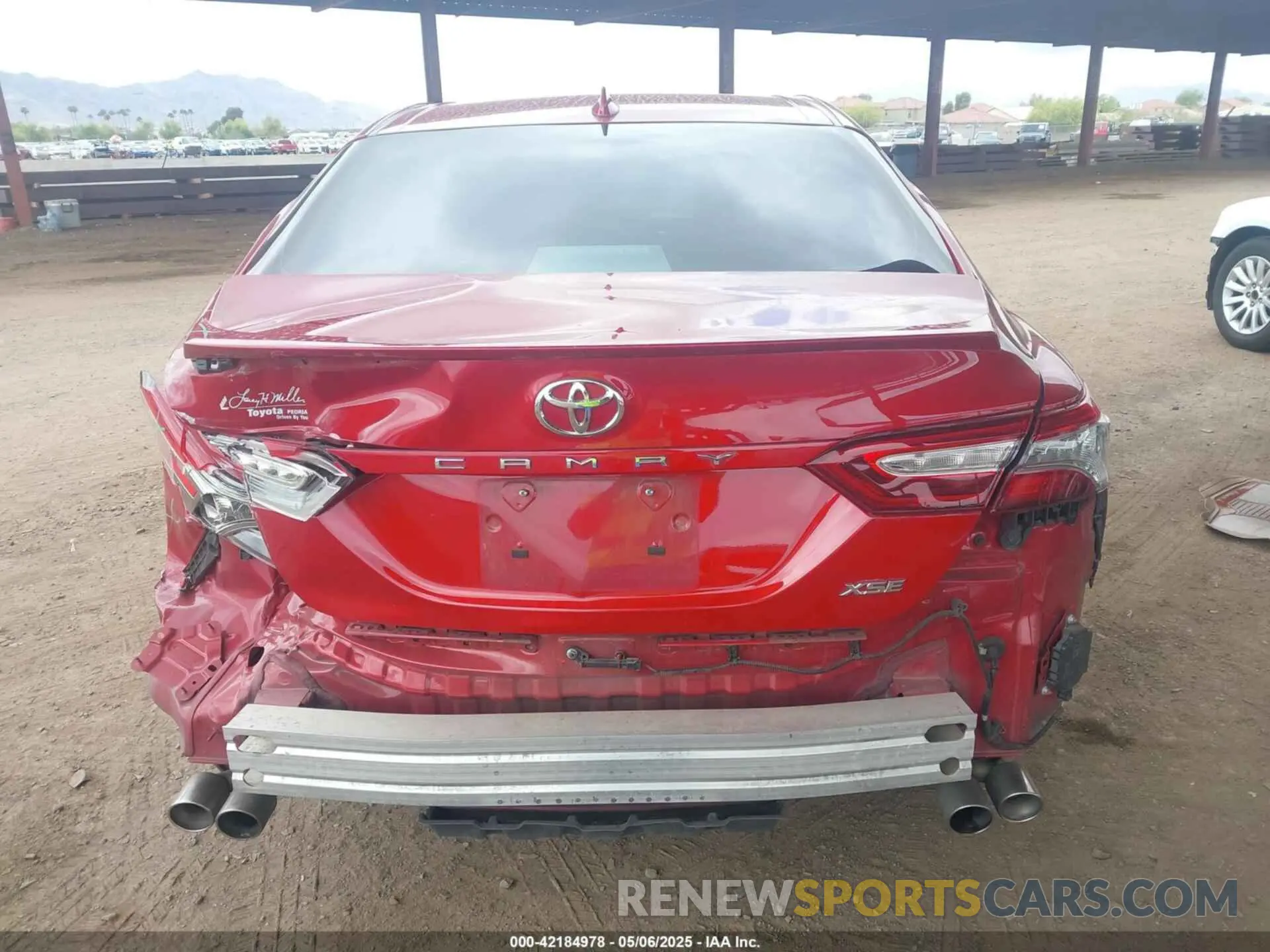 17 Photograph of a damaged car 4T1B61HK5KU288320 TOYOTA CAMRY 2019