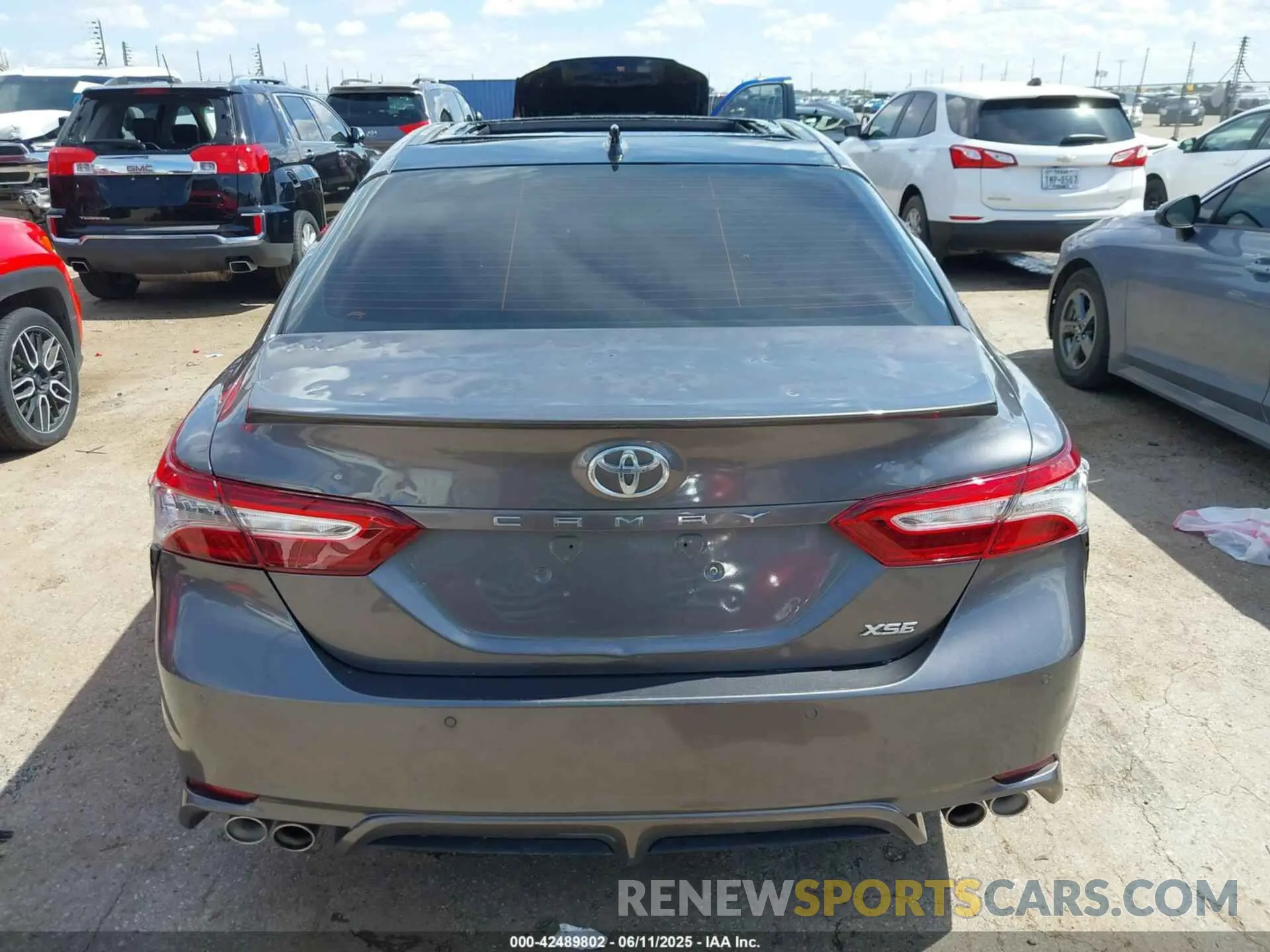 16 Photograph of a damaged car 4T1B61HK5KU697580 TOYOTA CAMRY 2019