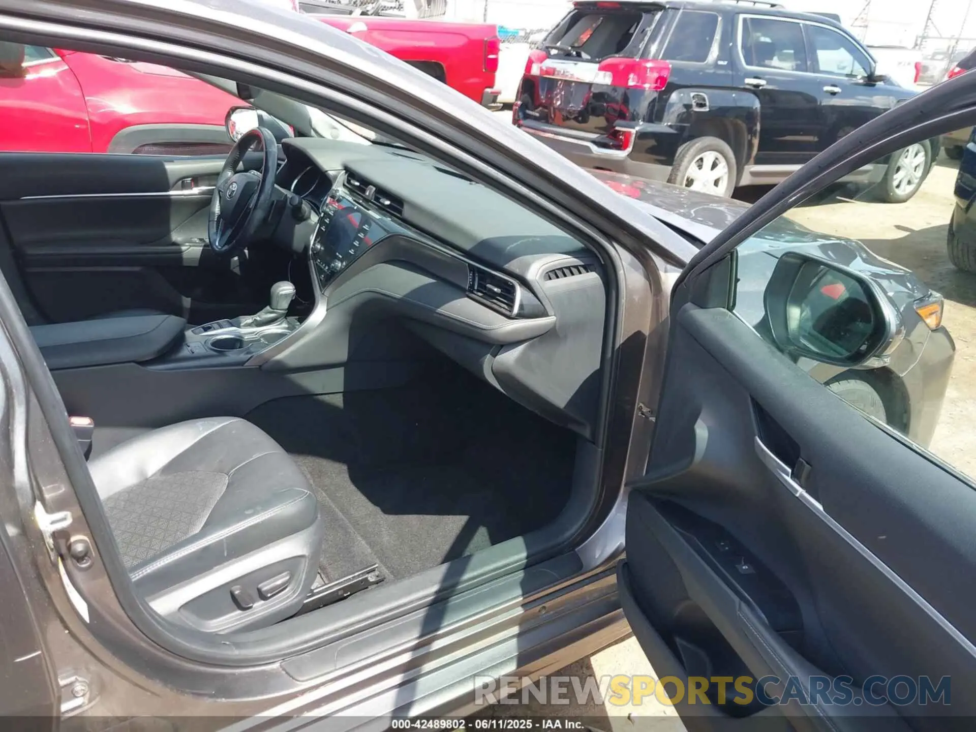 5 Photograph of a damaged car 4T1B61HK5KU697580 TOYOTA CAMRY 2019