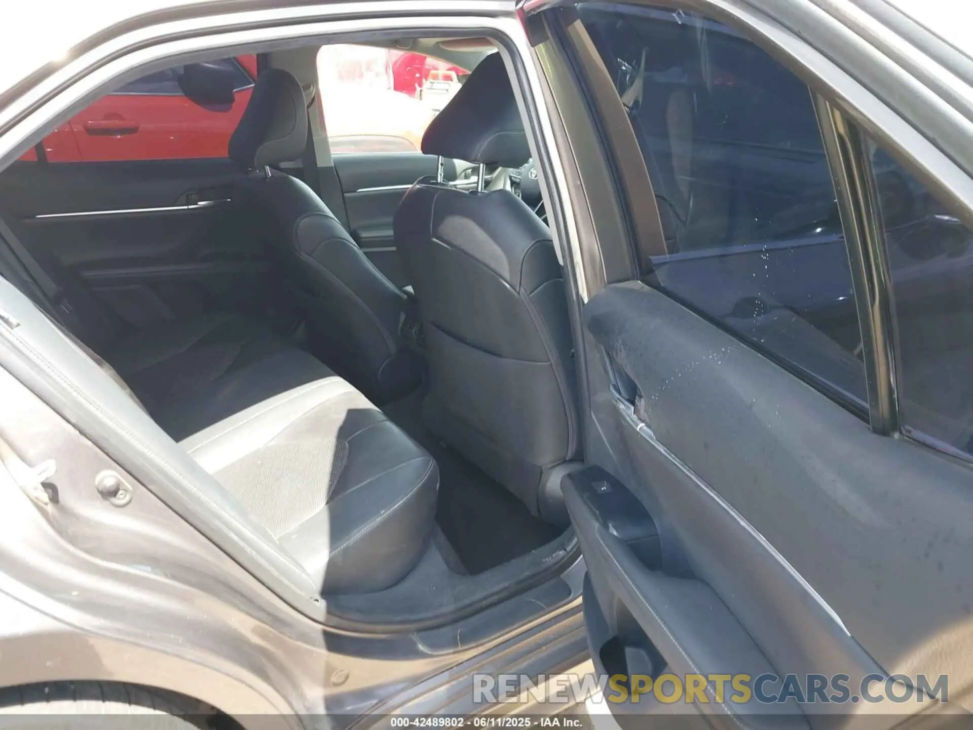 8 Photograph of a damaged car 4T1B61HK5KU697580 TOYOTA CAMRY 2019