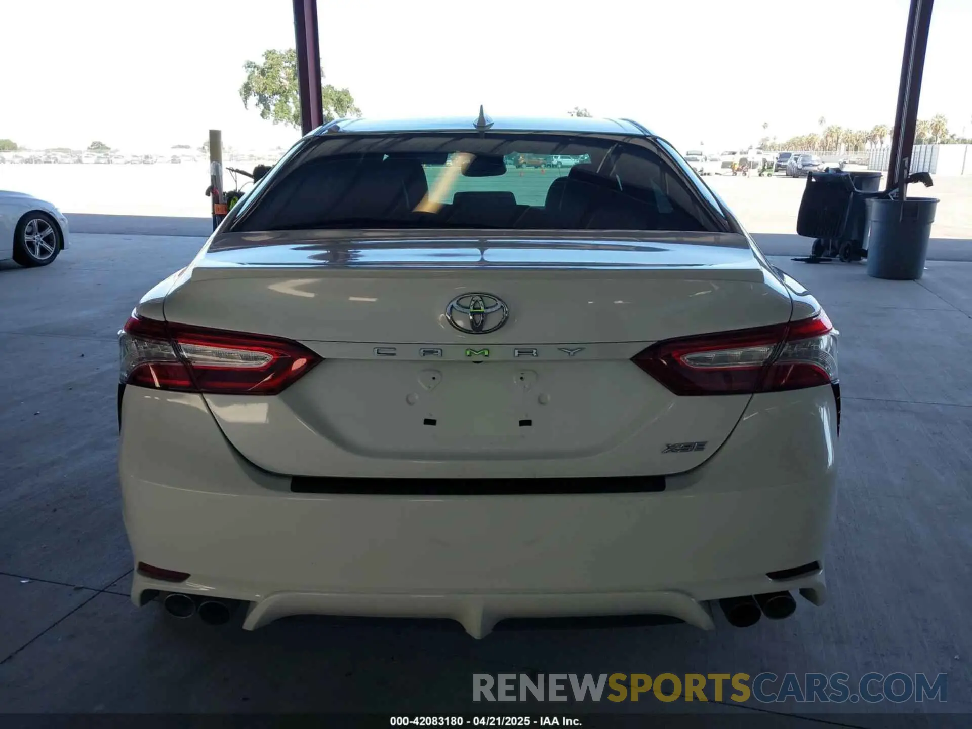 17 Photograph of a damaged car 4T1B61HK5KU746258 TOYOTA CAMRY 2019