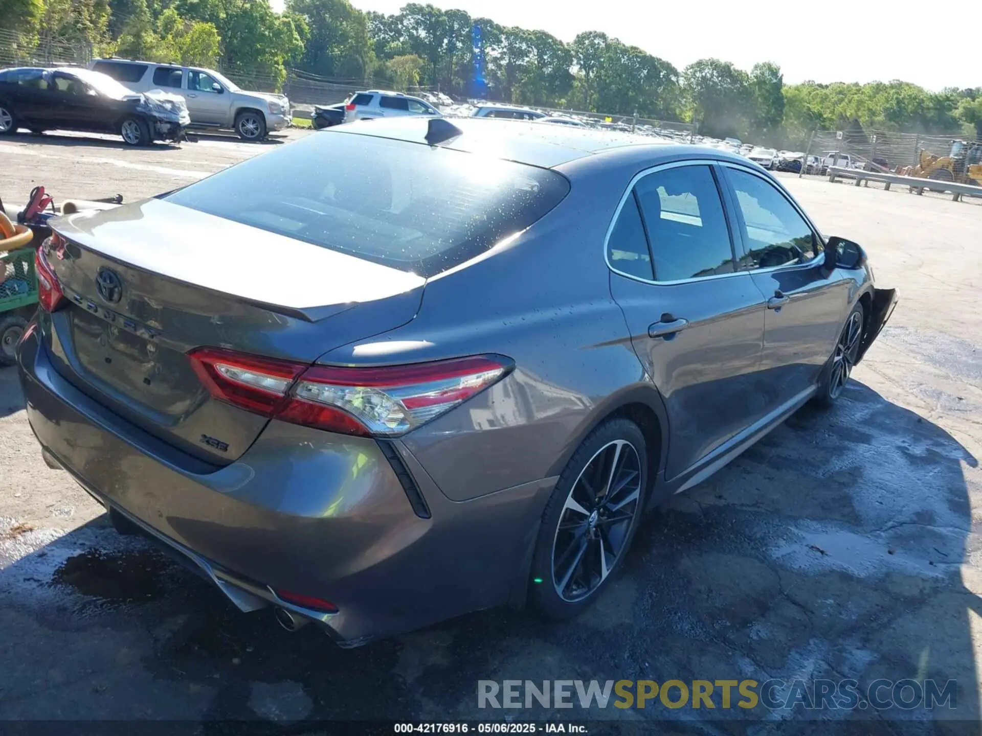 4 Photograph of a damaged car 4T1B61HK5KU788378 TOYOTA CAMRY 2019