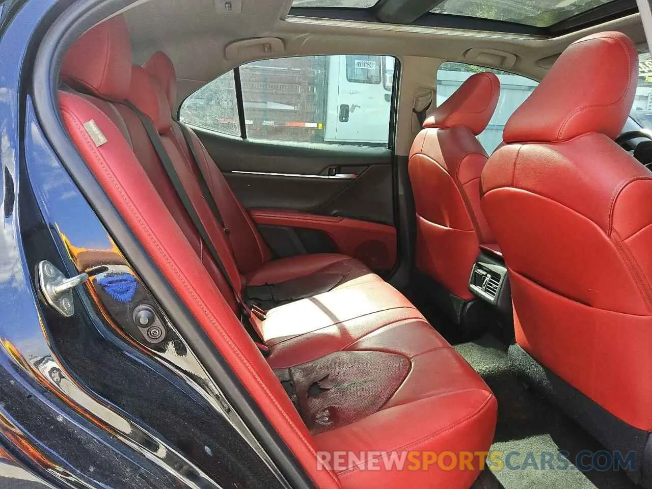 10 Photograph of a damaged car 4T1B61HK5KU799428 TOYOTA CAMRY 2019