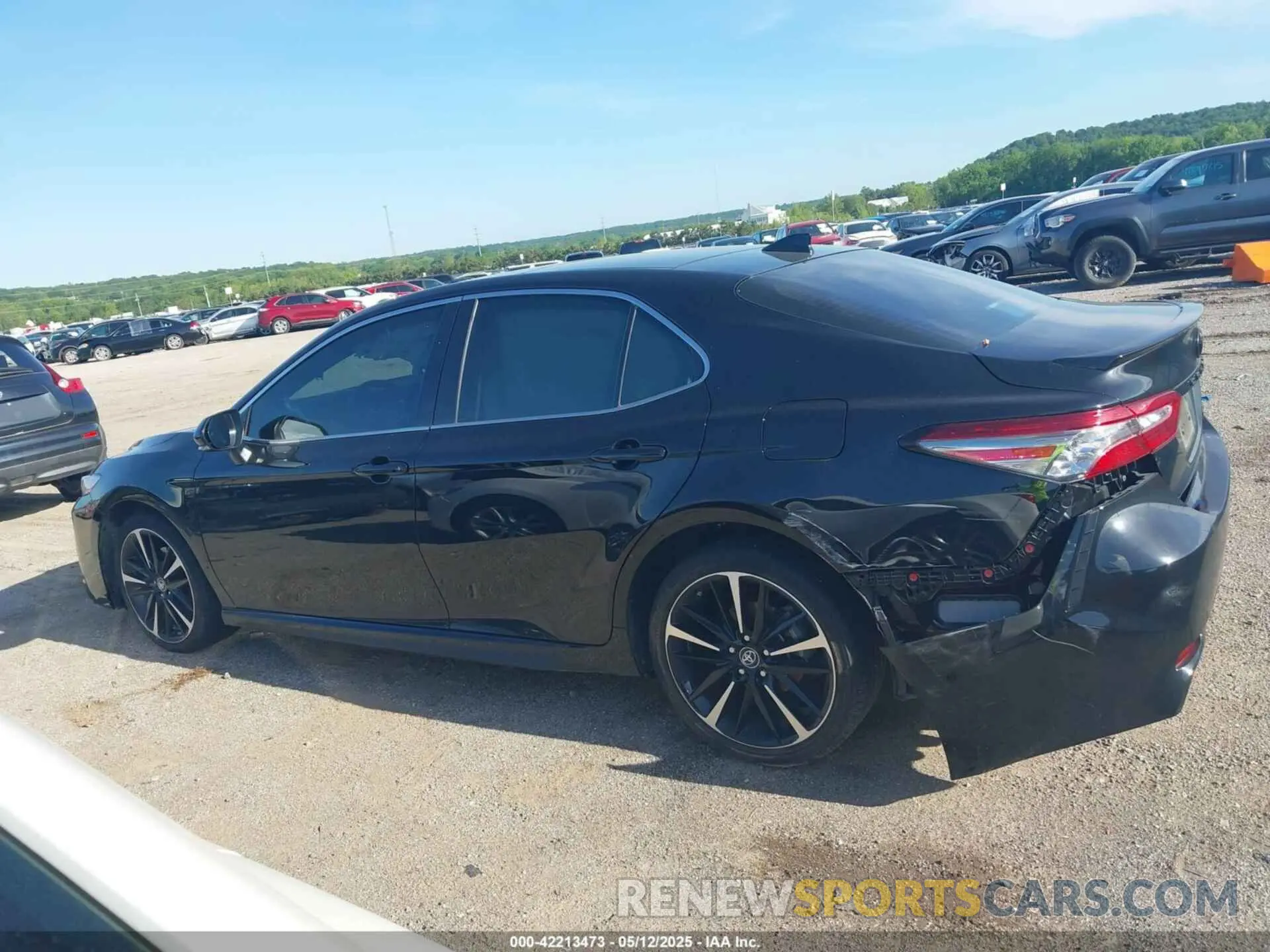 14 Photograph of a damaged car 4T1B61HK5KU818379 TOYOTA CAMRY 2019