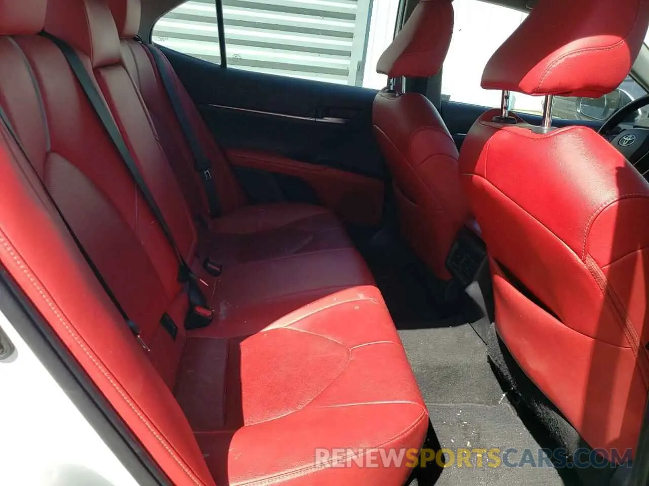 10 Photograph of a damaged car 4T1B61HK5KU823954 TOYOTA CAMRY 2019