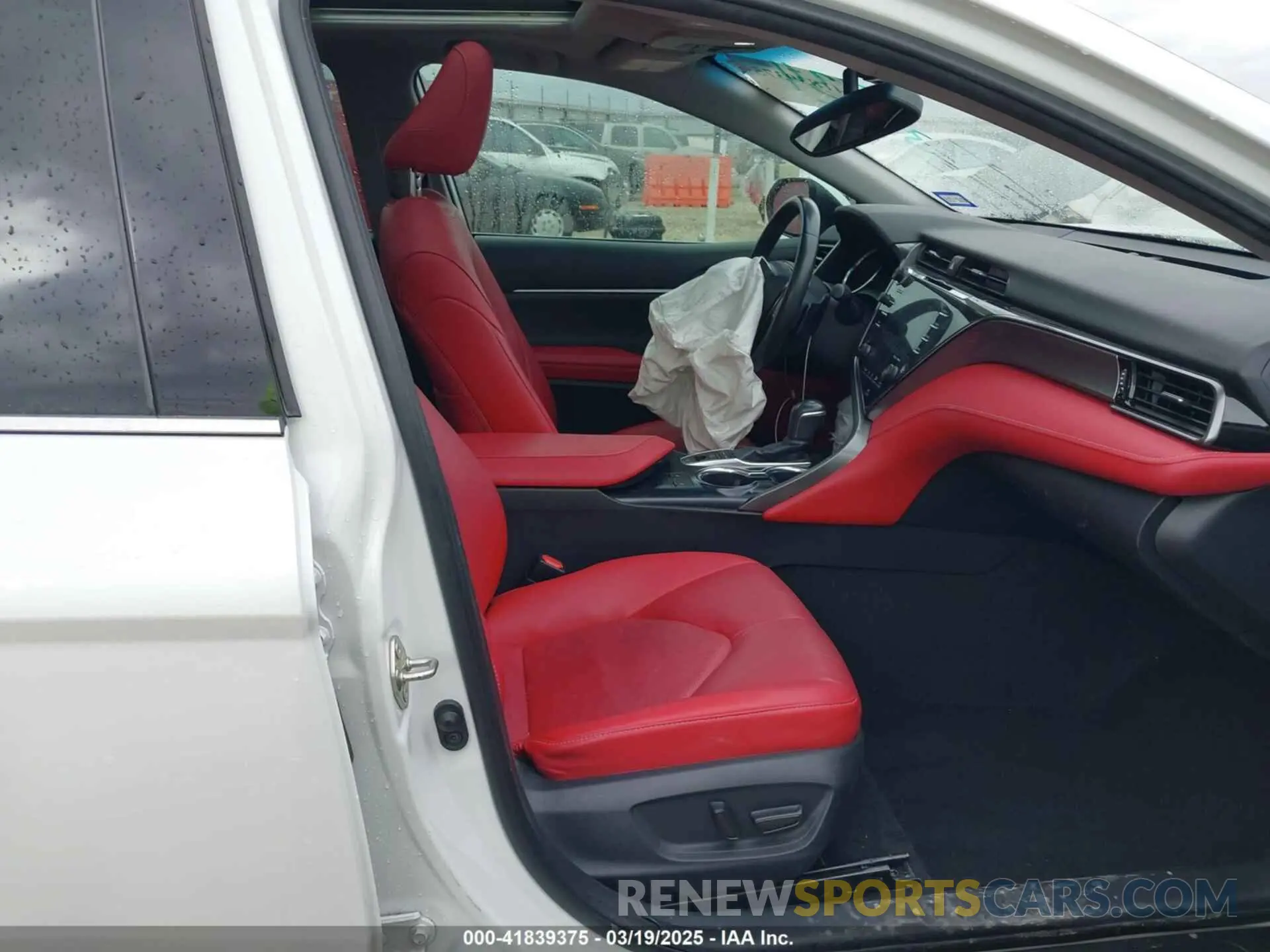 5 Photograph of a damaged car 4T1B61HK5KU839734 TOYOTA CAMRY 2019