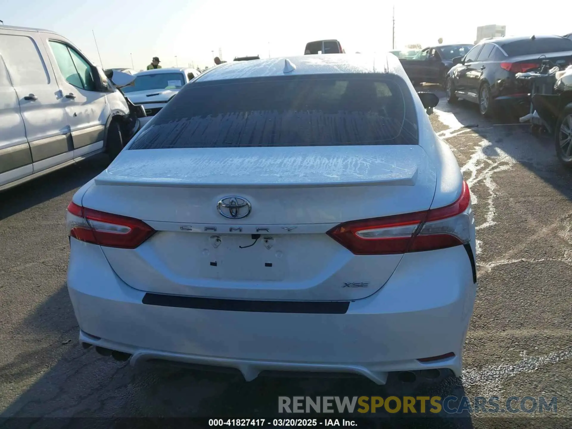 16 Photograph of a damaged car 4T1B61HK5KU850068 TOYOTA CAMRY 2019