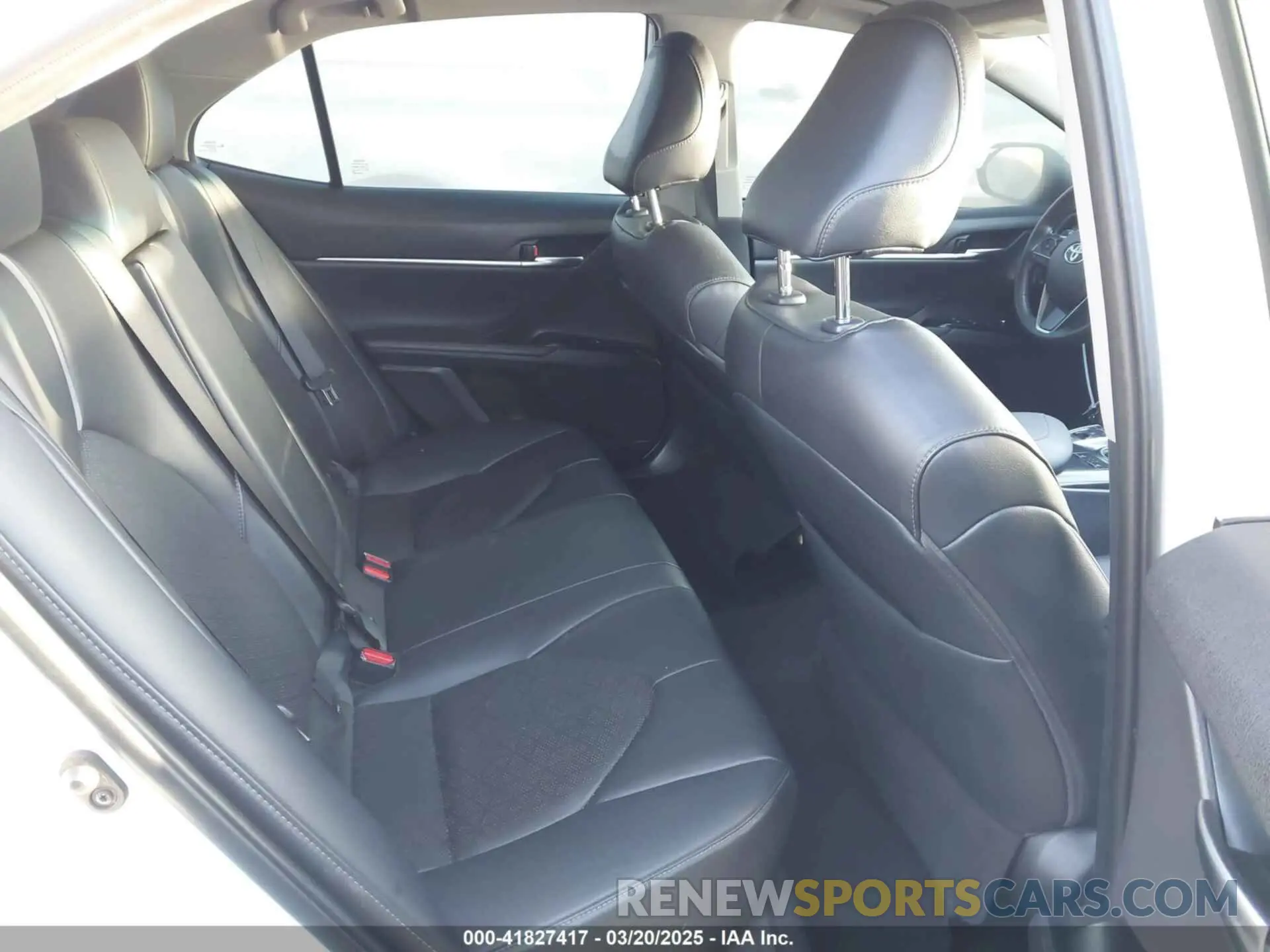 8 Photograph of a damaged car 4T1B61HK5KU850068 TOYOTA CAMRY 2019