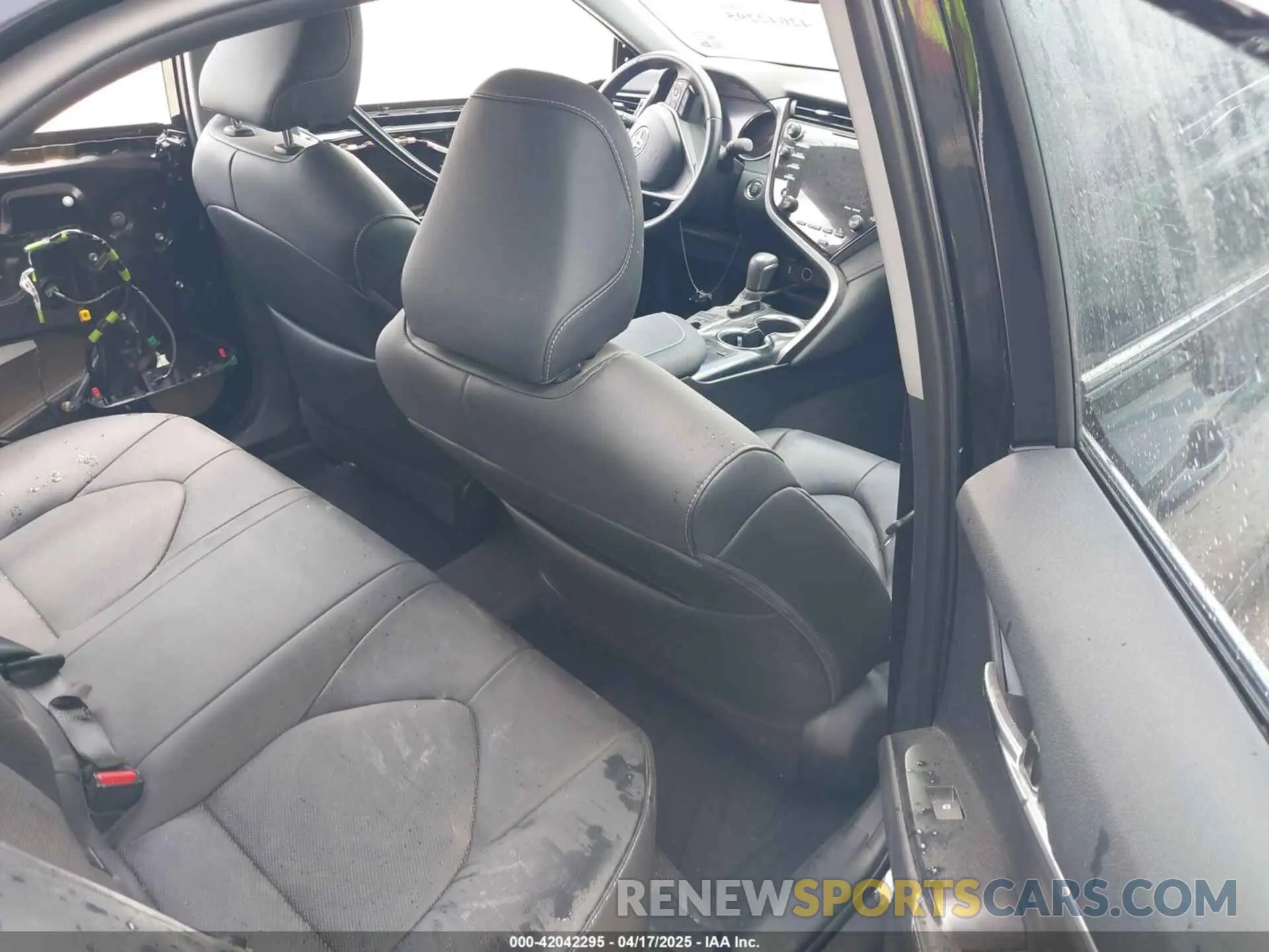 8 Photograph of a damaged car 4T1B61HK5KU851365 TOYOTA CAMRY 2019