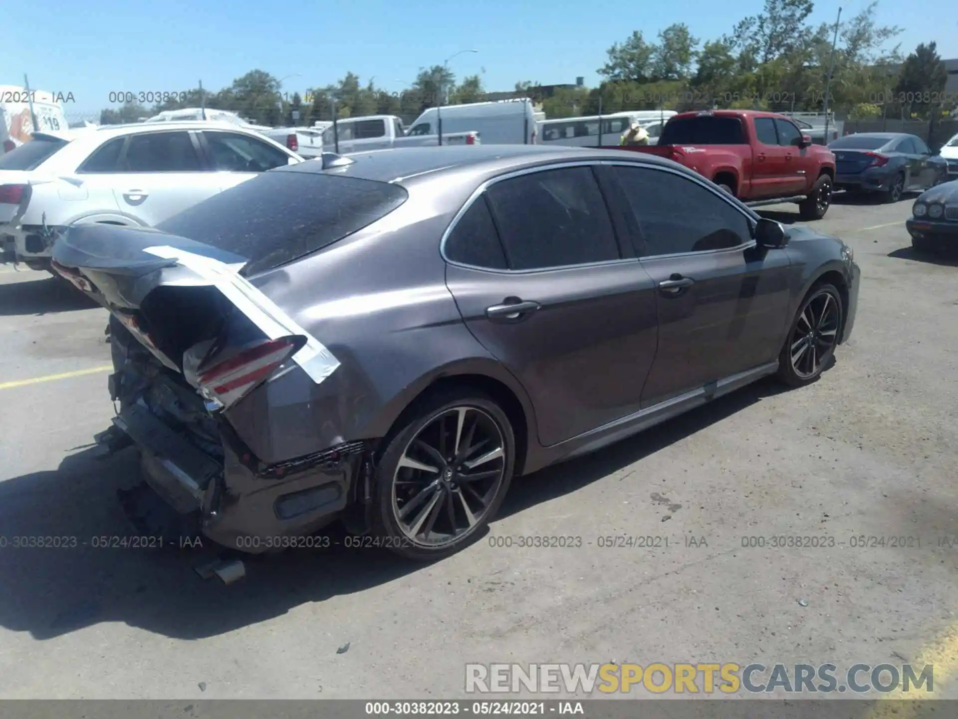 4 Photograph of a damaged car 4T1B61HK6KU198139 TOYOTA CAMRY 2019