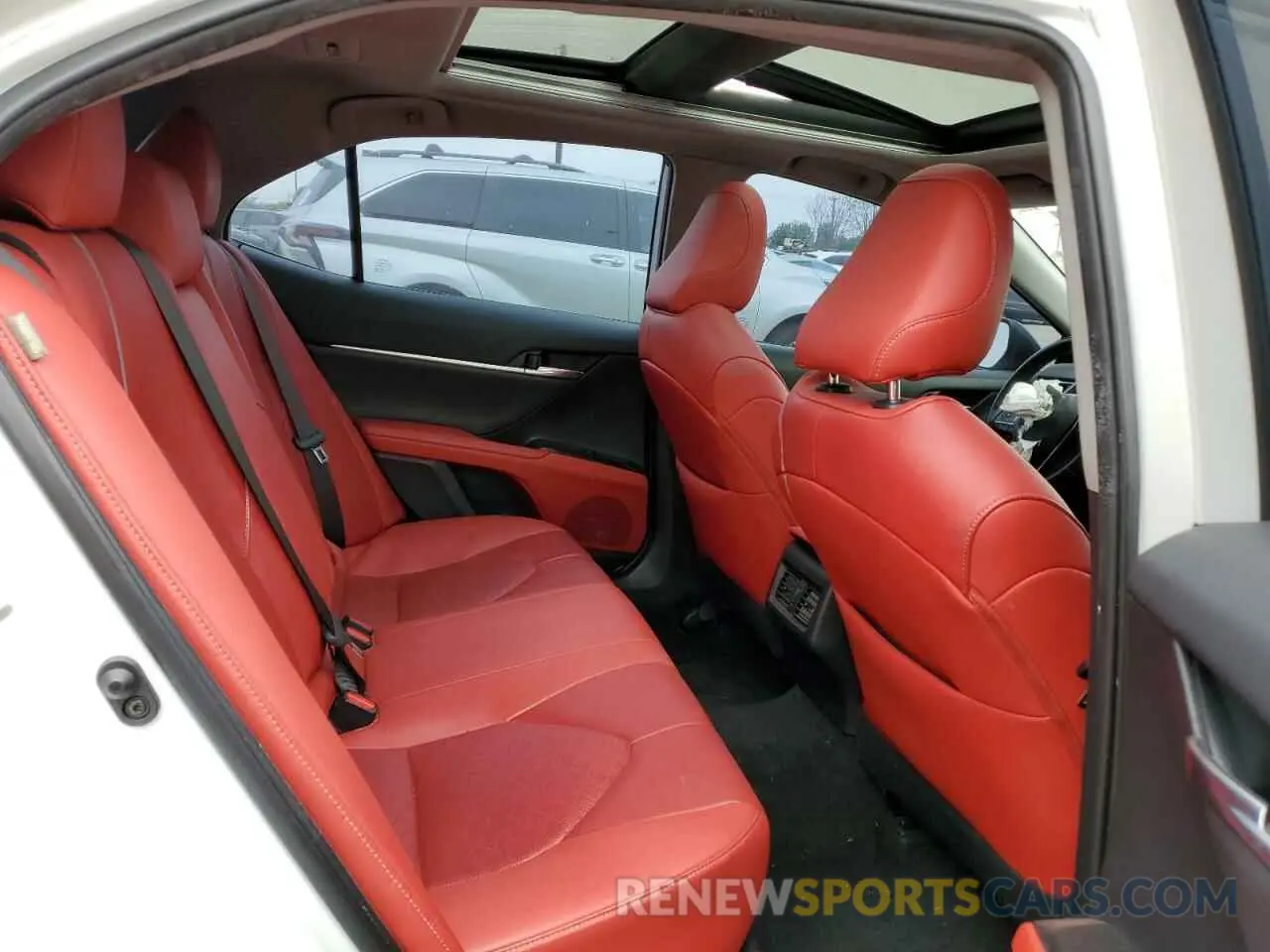 10 Photograph of a damaged car 4T1B61HK6KU259232 TOYOTA CAMRY 2019