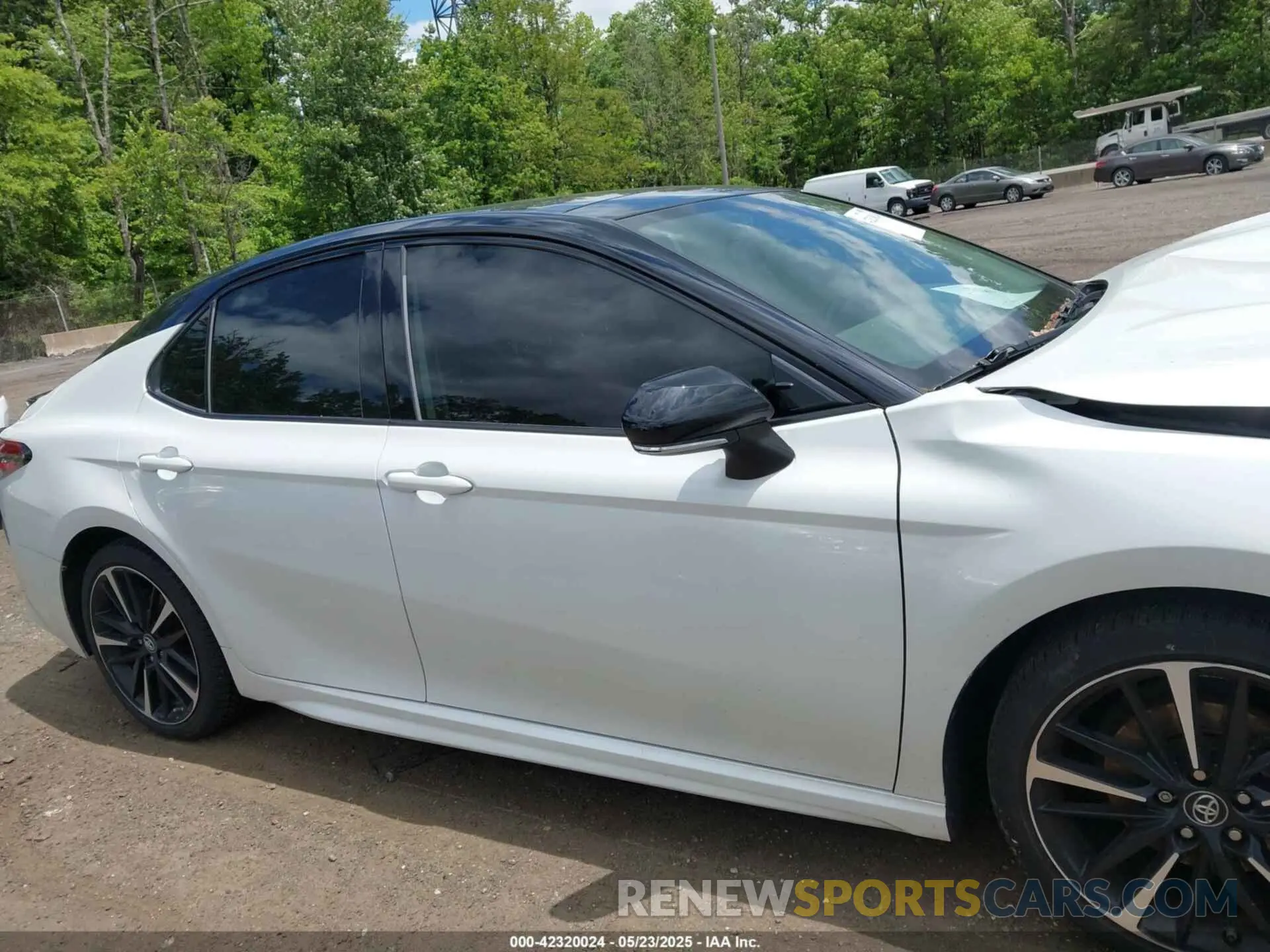 13 Photograph of a damaged car 4T1B61HK6KU290688 TOYOTA CAMRY 2019