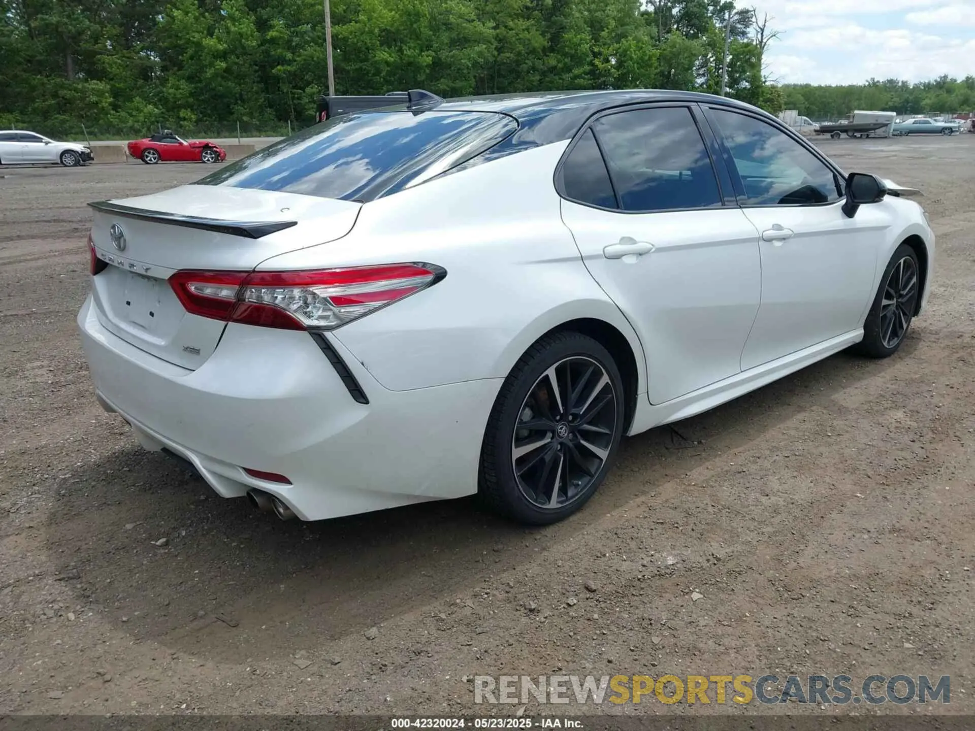 4 Photograph of a damaged car 4T1B61HK6KU290688 TOYOTA CAMRY 2019