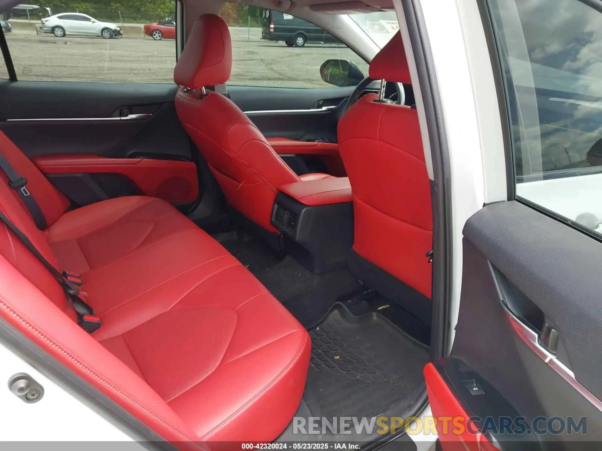 8 Photograph of a damaged car 4T1B61HK6KU290688 TOYOTA CAMRY 2019