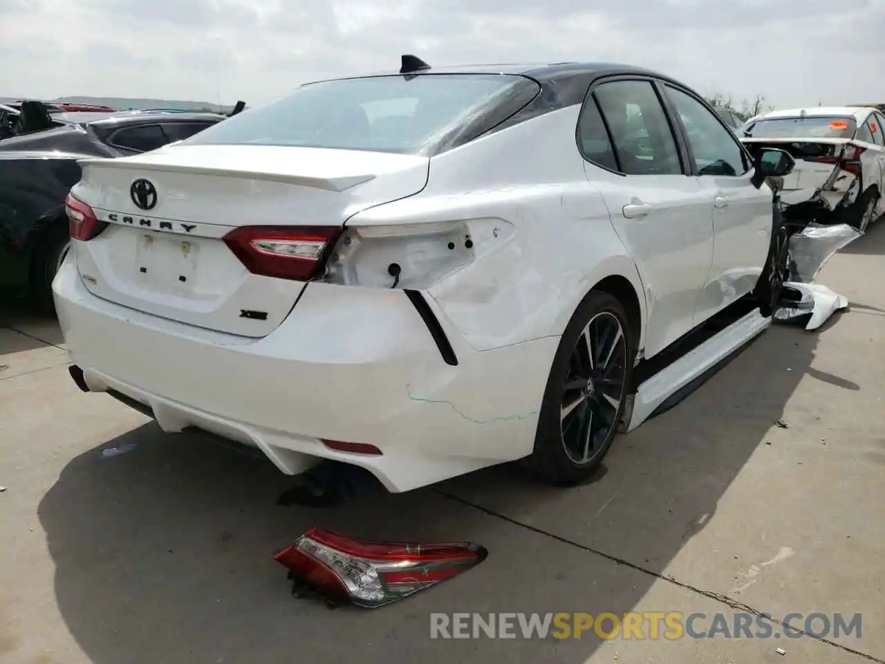 4 Photograph of a damaged car 4T1B61HK6KU298290 TOYOTA CAMRY 2019