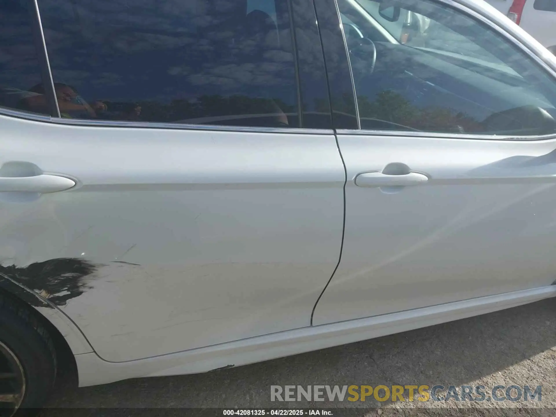 13 Photograph of a damaged car 4T1B61HK6KU843128 TOYOTA CAMRY 2019