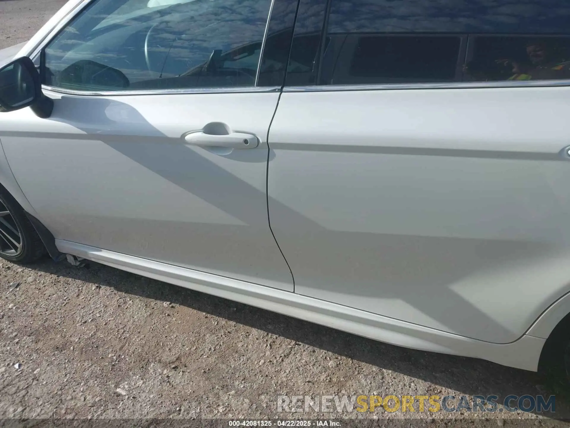 14 Photograph of a damaged car 4T1B61HK6KU843128 TOYOTA CAMRY 2019