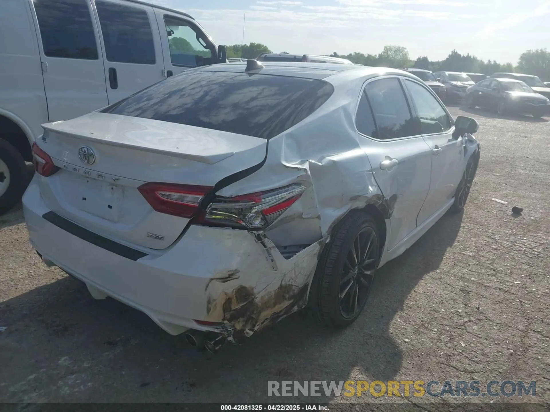 4 Photograph of a damaged car 4T1B61HK6KU843128 TOYOTA CAMRY 2019
