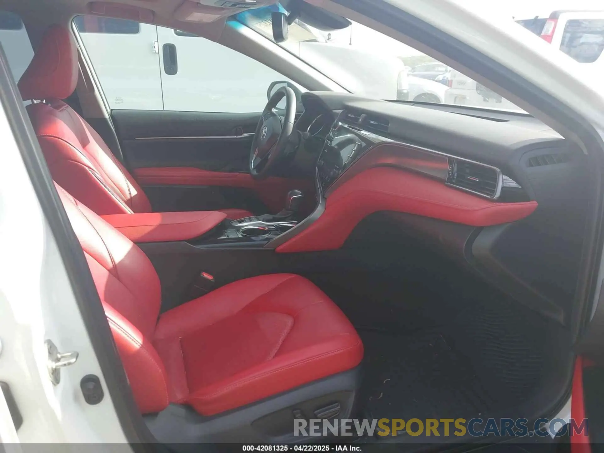 5 Photograph of a damaged car 4T1B61HK6KU843128 TOYOTA CAMRY 2019