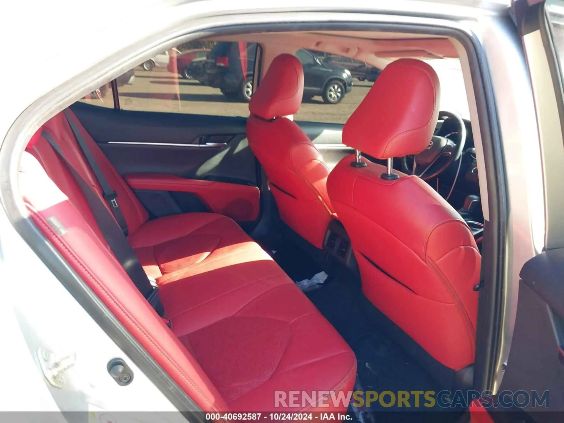 8 Photograph of a damaged car 4T1B61HK7KU176053 TOYOTA CAMRY 2019