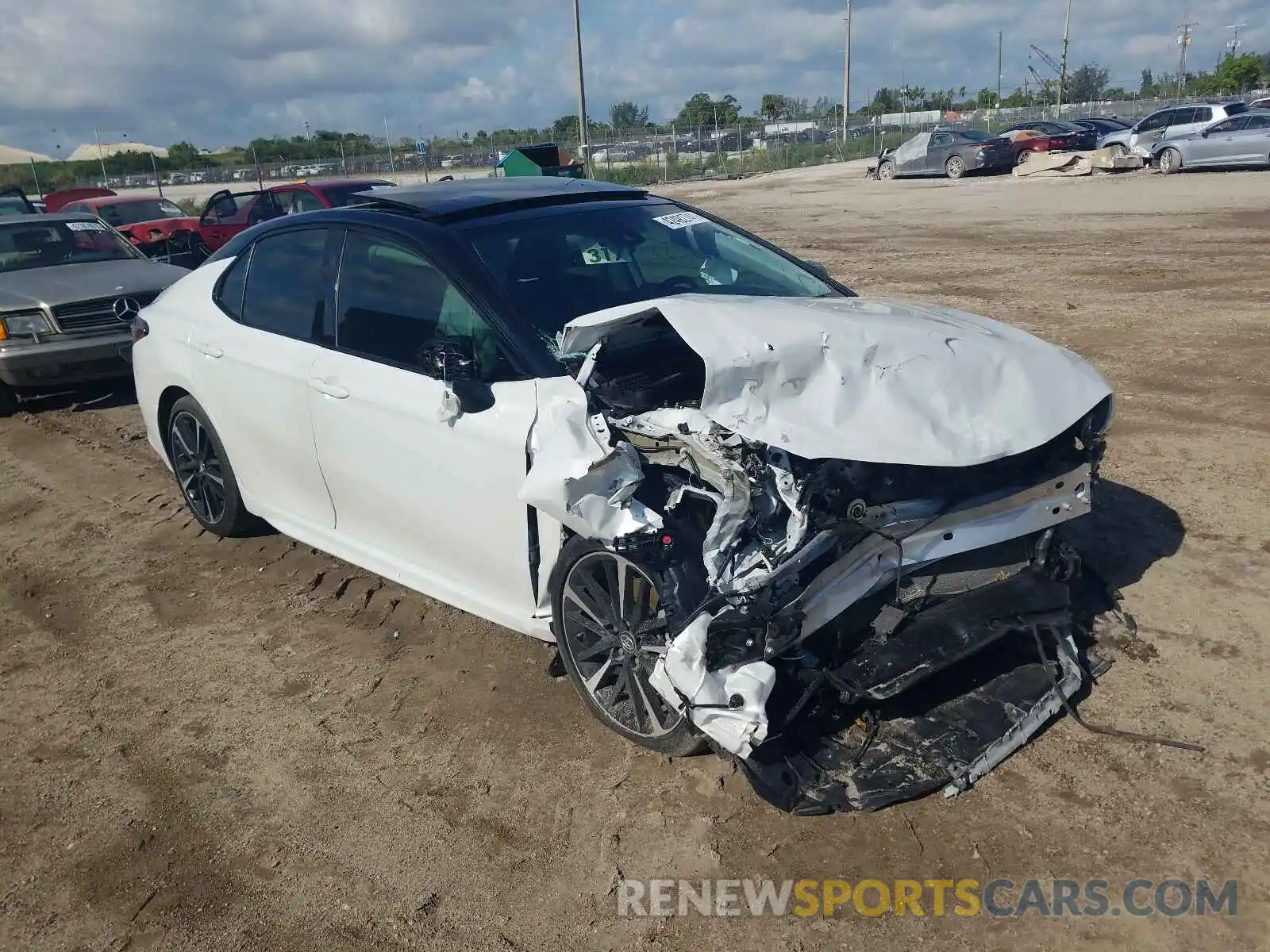 1 Photograph of a damaged car 4T1B61HK7KU195444 TOYOTA CAMRY 2019