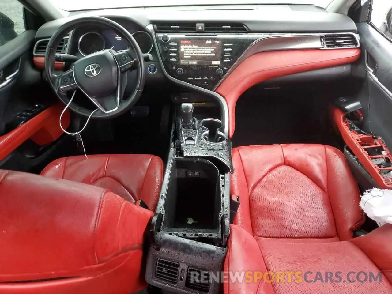 8 Photograph of a damaged car 4T1B61HK7KU283684 TOYOTA CAMRY 2019