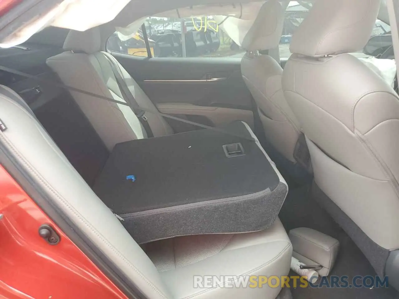 10 Photograph of a damaged car 4T1B61HK7KU284107 TOYOTA CAMRY 2019