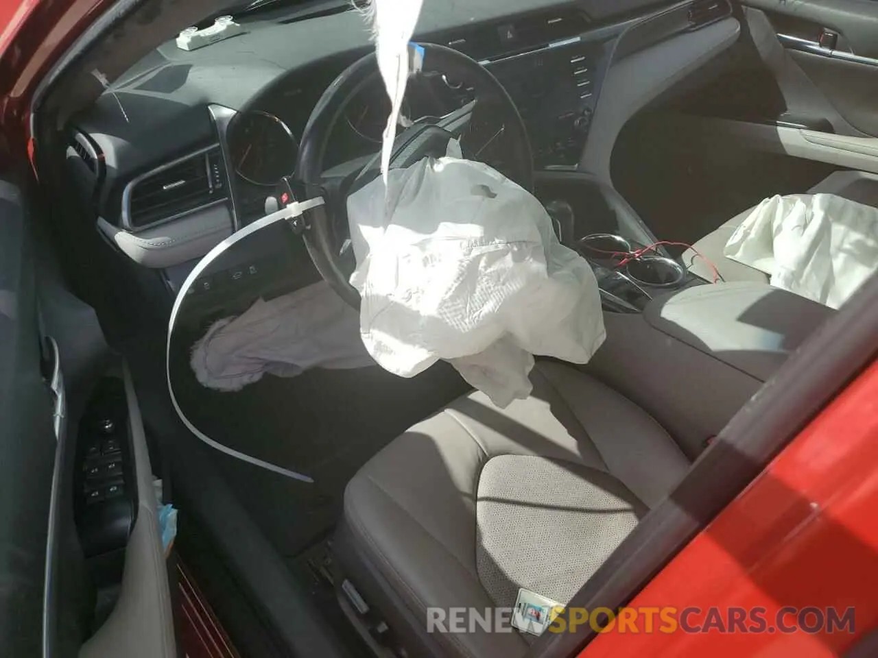 8 Photograph of a damaged car 4T1B61HK7KU284107 TOYOTA CAMRY 2019