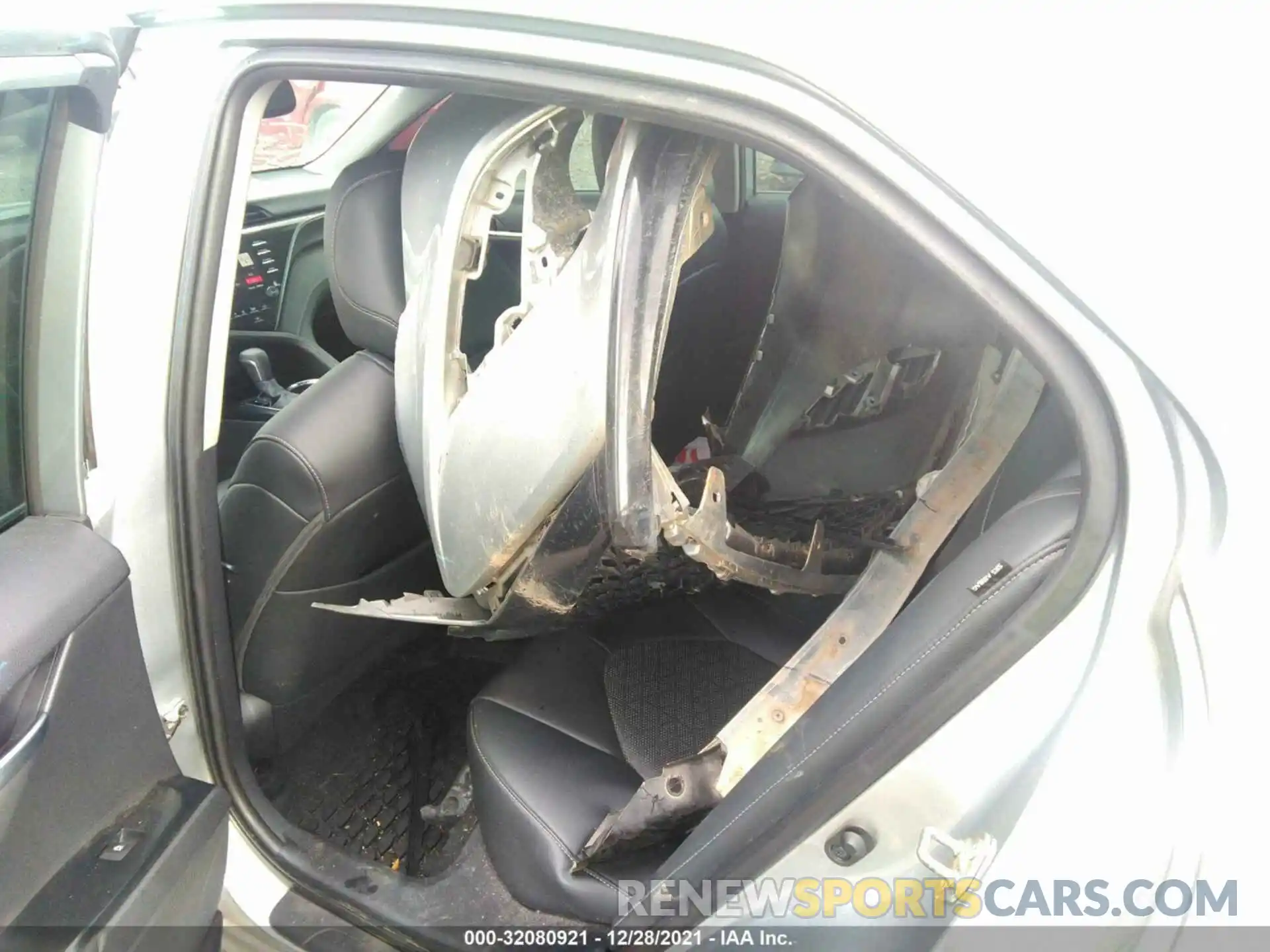 8 Photograph of a damaged car 4T1B61HK7KU785448 TOYOTA CAMRY 2019