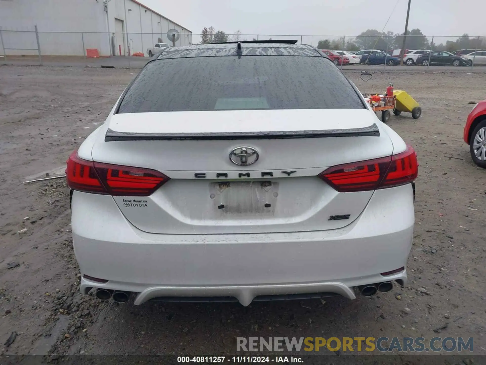 17 Photograph of a damaged car 4T1B61HK7KU824975 TOYOTA CAMRY 2019