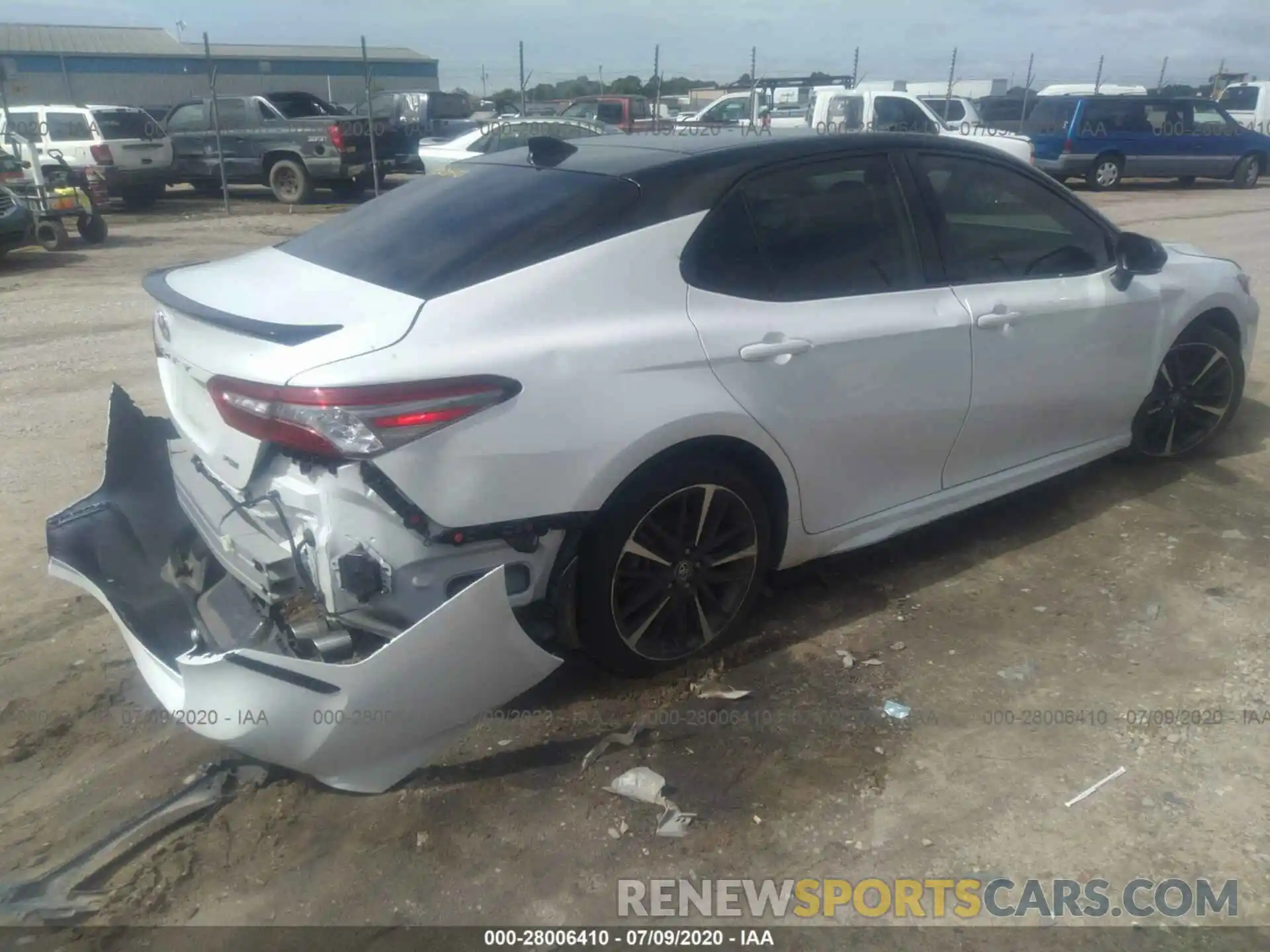 4 Photograph of a damaged car 4T1B61HK8KU172920 TOYOTA CAMRY 2019