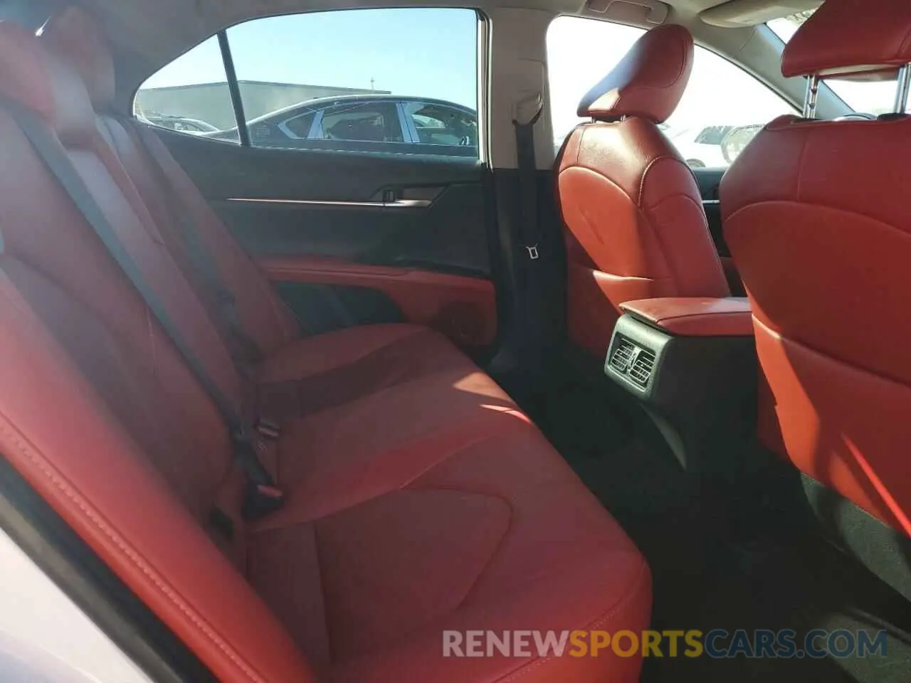 10 Photograph of a damaged car 4T1B61HK8KU187482 TOYOTA CAMRY 2019