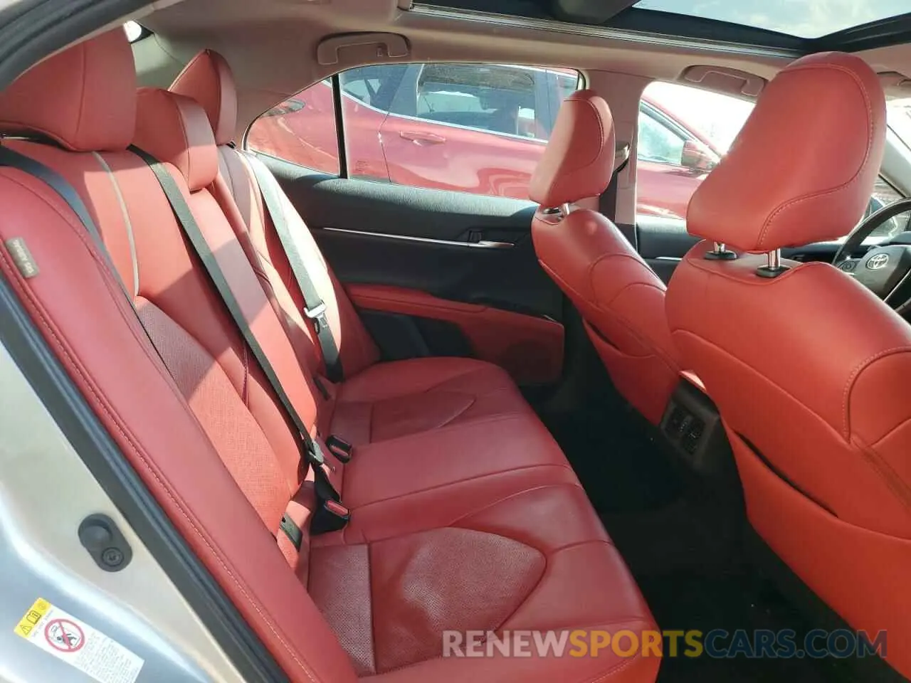 10 Photograph of a damaged car 4T1B61HK8KU232517 TOYOTA CAMRY 2019