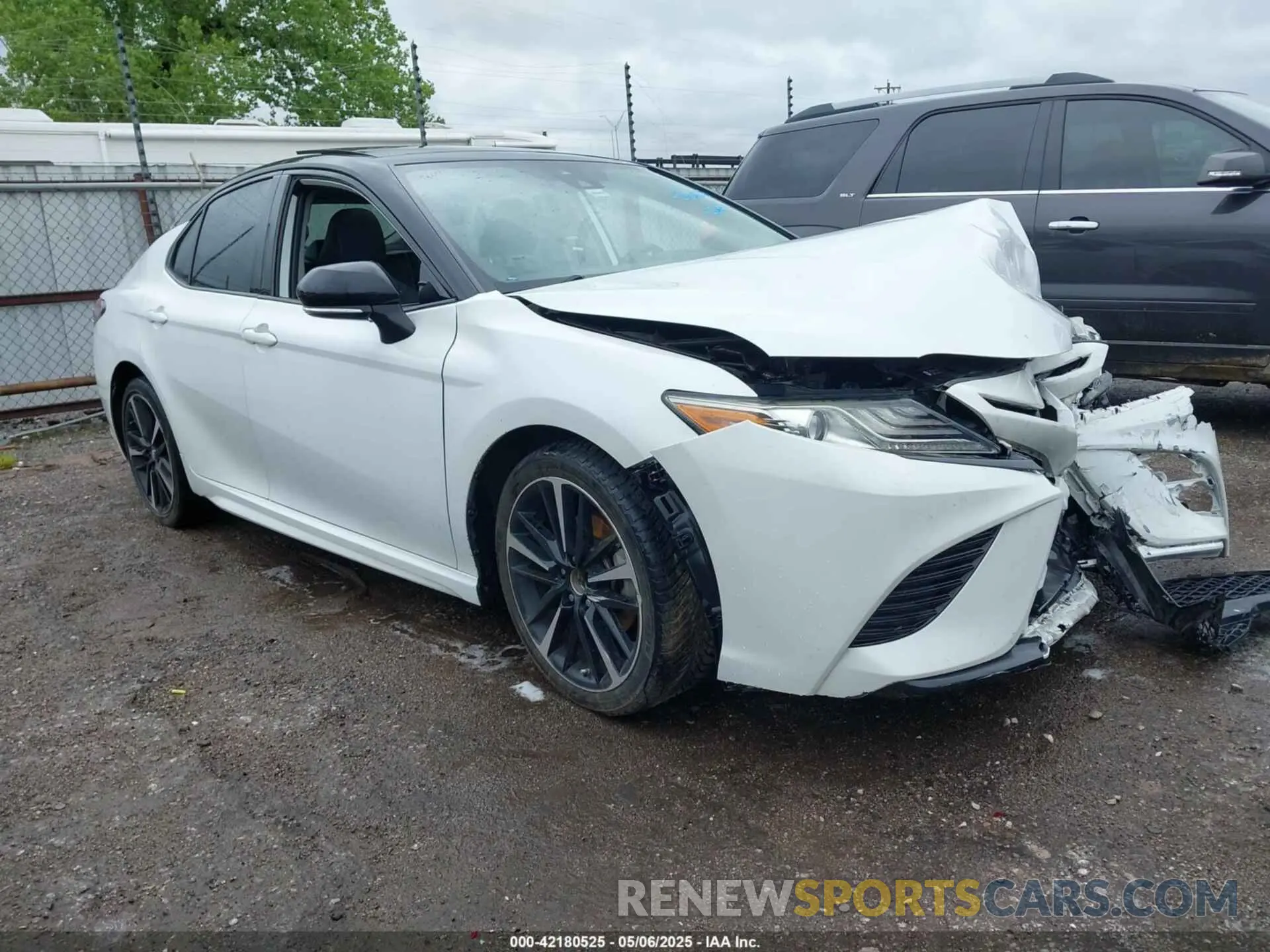 1 Photograph of a damaged car 4T1B61HK8KU240262 TOYOTA CAMRY 2019