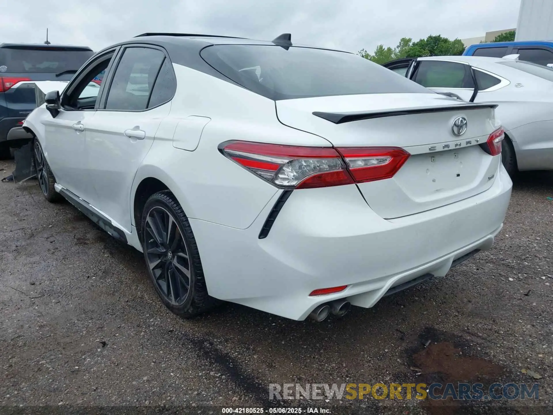 3 Photograph of a damaged car 4T1B61HK8KU240262 TOYOTA CAMRY 2019