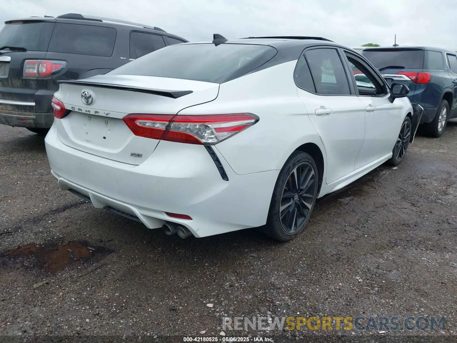 4 Photograph of a damaged car 4T1B61HK8KU240262 TOYOTA CAMRY 2019