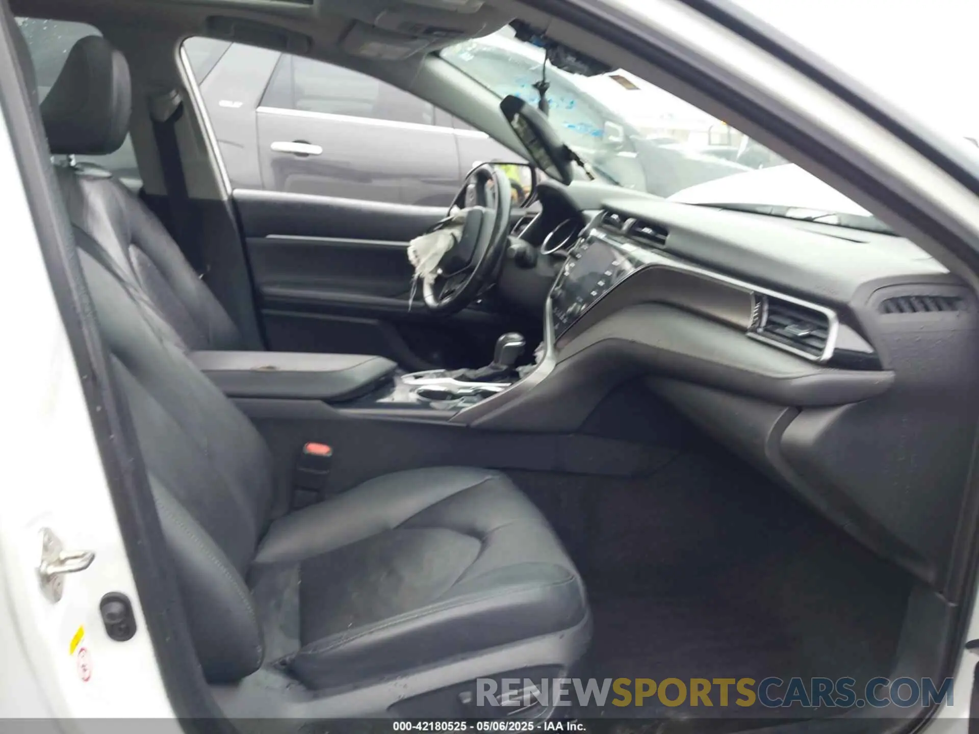 5 Photograph of a damaged car 4T1B61HK8KU240262 TOYOTA CAMRY 2019
