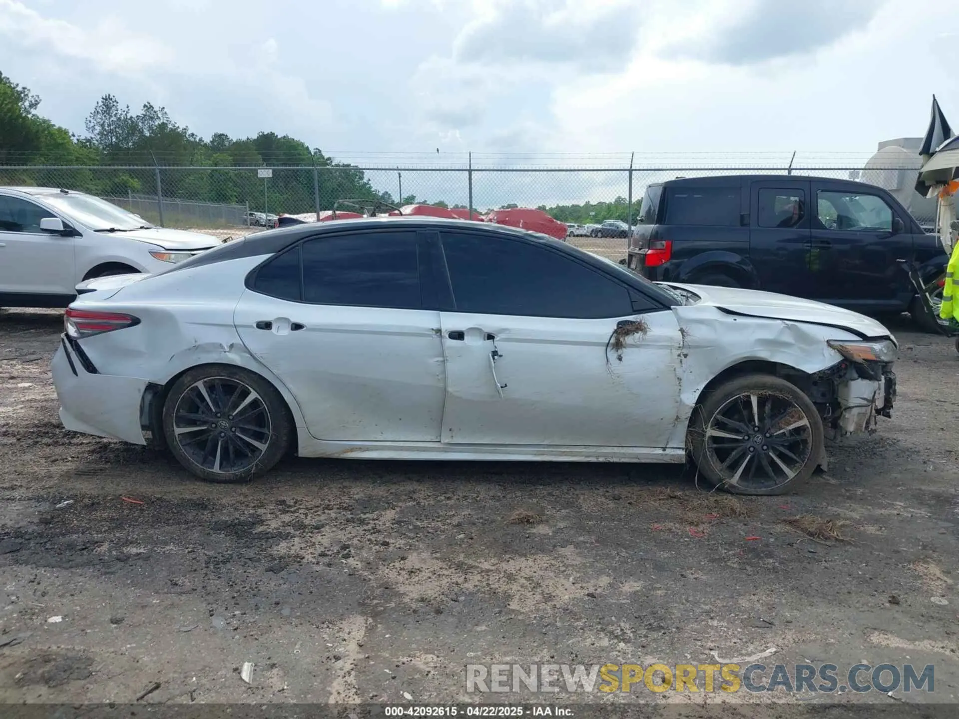 13 Photograph of a damaged car 4T1B61HK8KU295536 TOYOTA CAMRY 2019